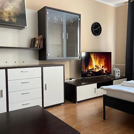 Elegant Escape Apartment - Free Parking, Easy Access To City Centre Bratislava Exterior photo