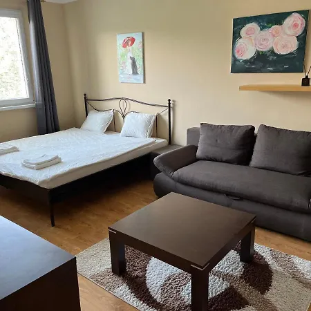 Elegant Escape Apartment - Free Parking, Easy Access To City Centre Bratislava Exterior photo